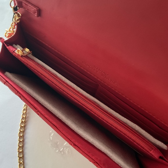 Badgley Mischka V Quilting Center Crossbody Clutch with Gold Chain - Picture 3 of 8